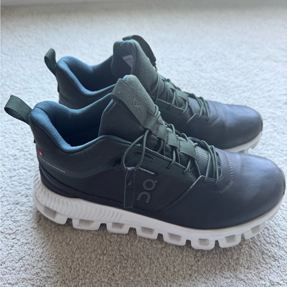 On Cloud Running Army shoes - waterproof- Size 7.5